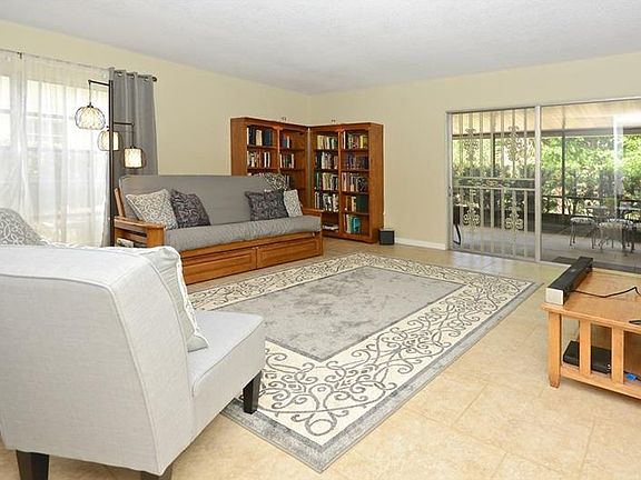 4th image of 6912 Chaucer Ln