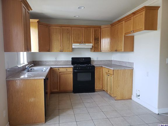 3rd image of 15965 Victory Blvd APT 2