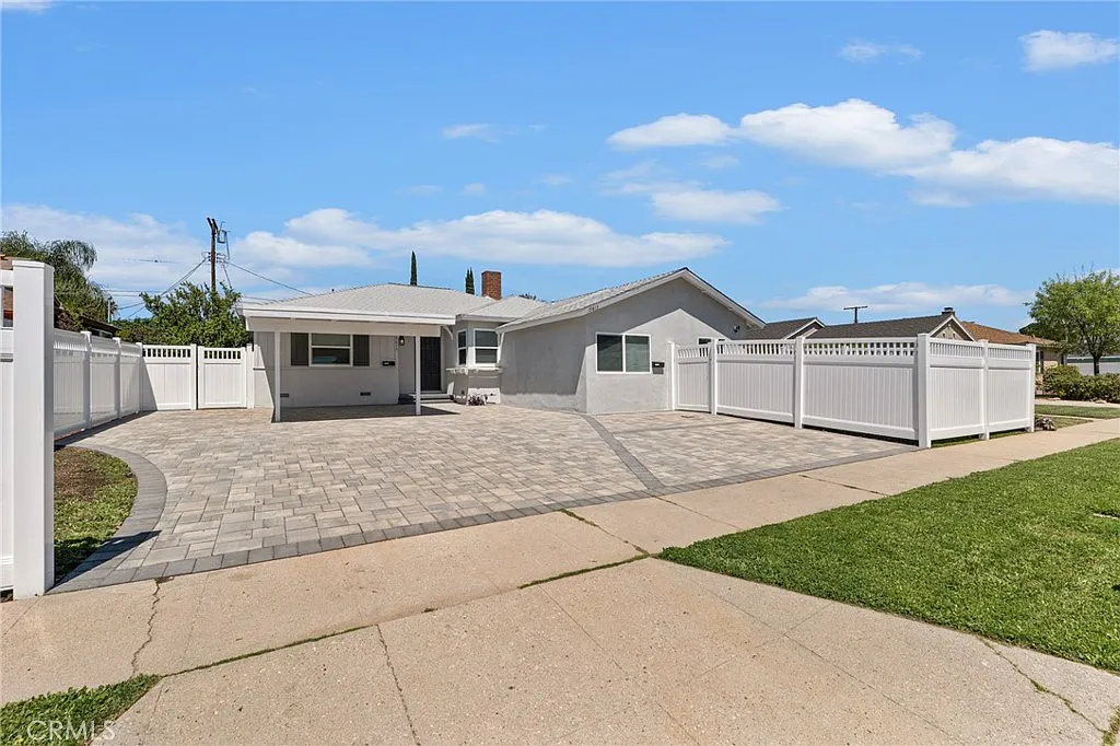 3 bed, 1386 sqft, $3,799 — Photo 1