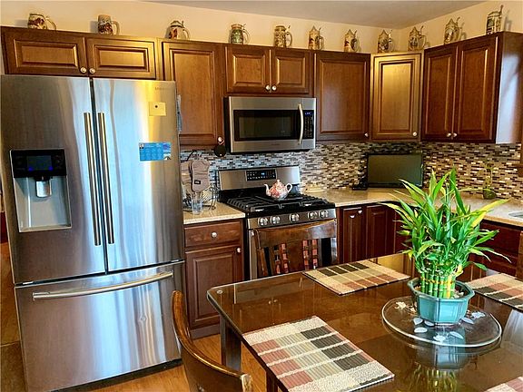 4th image of 247 Regis Dr