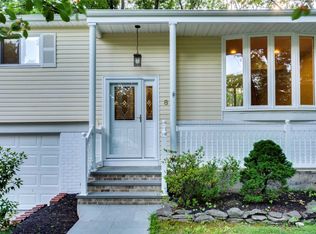 8 Greenwich Rd, Smithtown, NY 11787