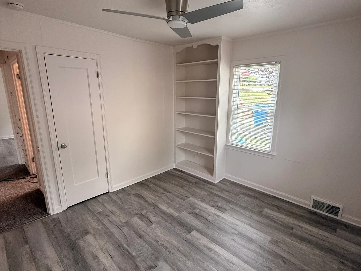 3 bed, 1.5 bath, 1152 sqft, $2,270 — Photo 4