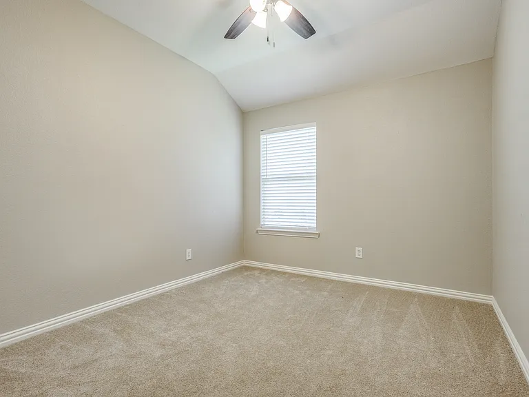 612 Cove Ct — Photo 11