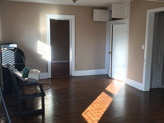 3rd image of 917 Avenue E