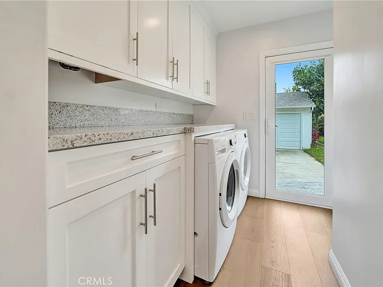 4833 Longridge Ave — Photo 15