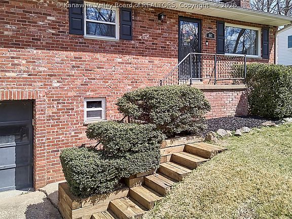 3rd image of 841 Daverton Rd