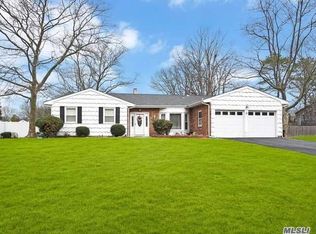 15 Bonaire Dr, Dix Hills, NY 11746