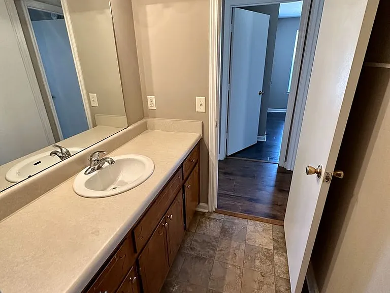 Two Bedroom Pet Friendly Apartment For Rent Near Post! — Photo 30