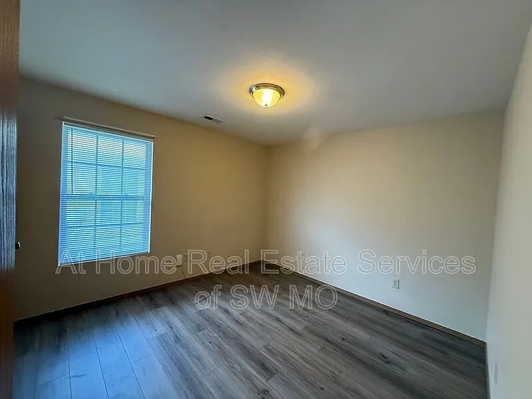 1132 S Clifton Ave — Photo 2