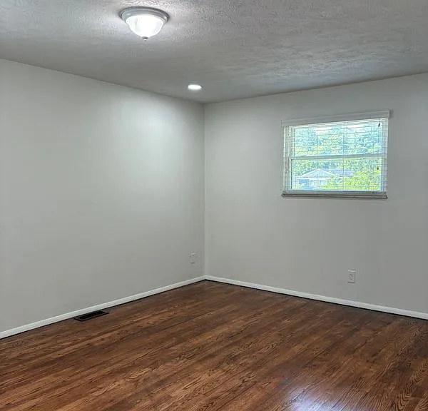 1352 Meredith Dr — Photo 7