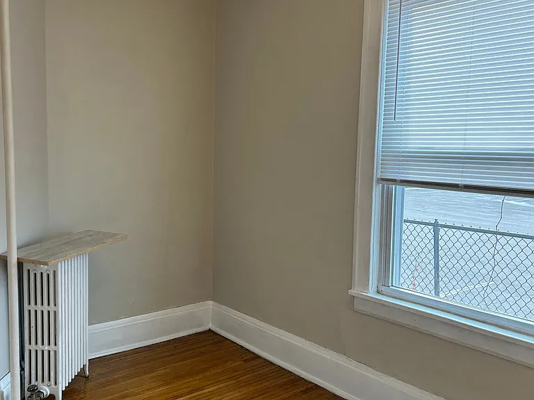 710 Pelham Apartments — Photo 25
