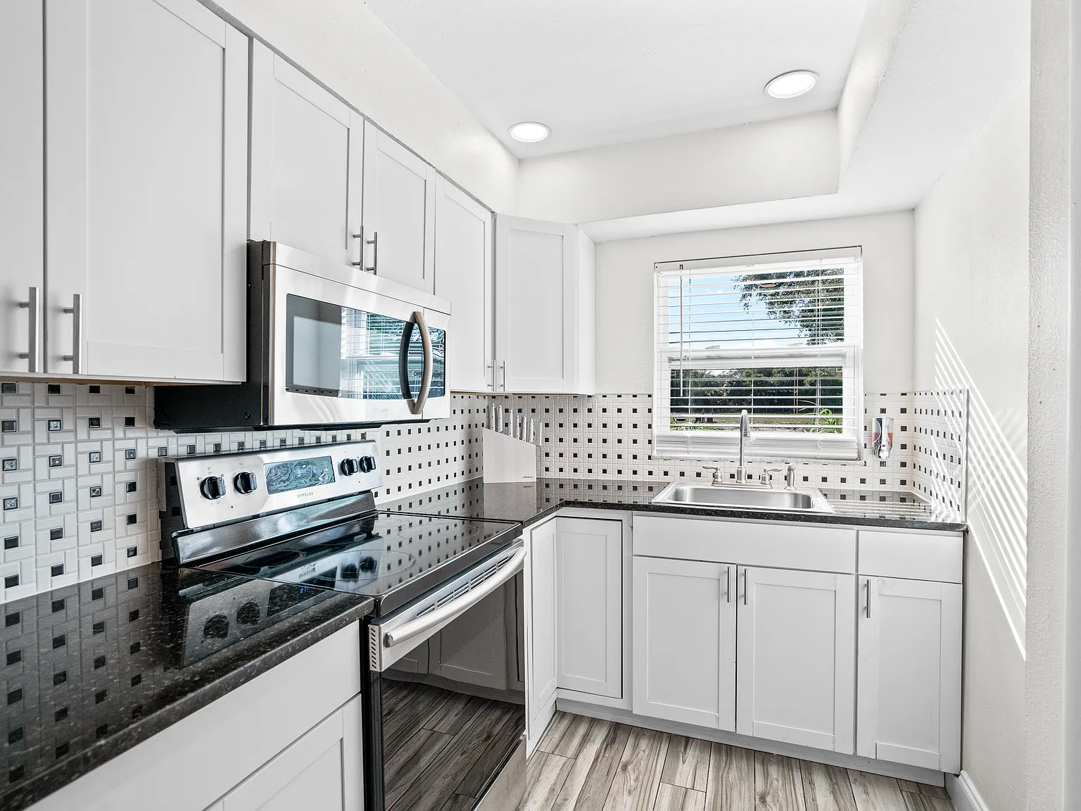 2 bed, 800 sqft, $1,790 — Photo 2