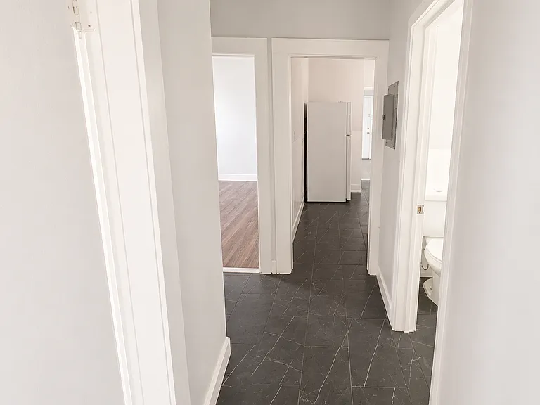 381 Leslie St #1R — Photo 6