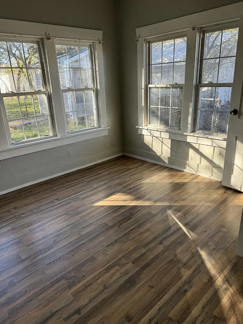 835 E Walnut St — Photo 2