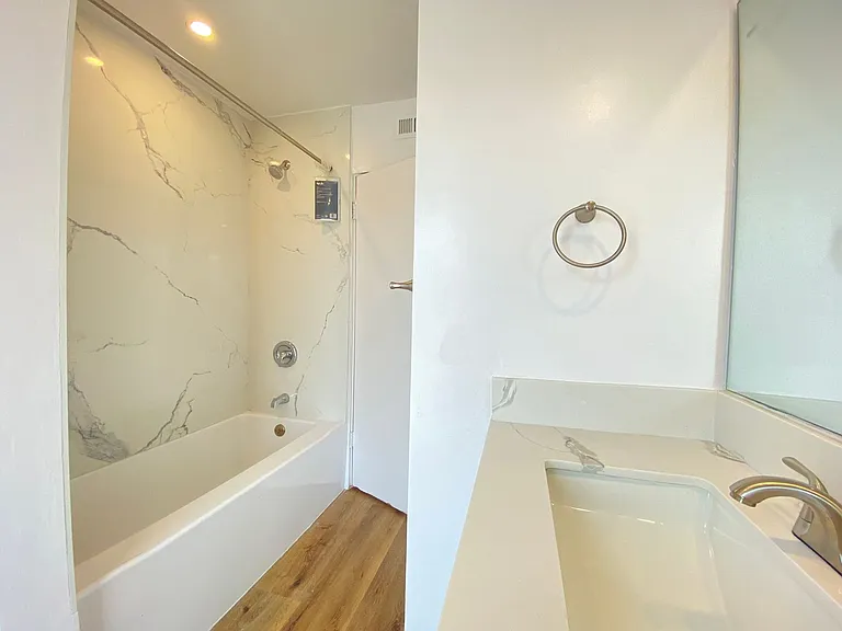 511 N Kenmore — Photo 8