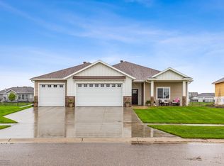 1073 Hickory Ln, West Fargo, ND 58078