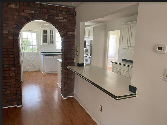 4th image of 629 Hudson Ave