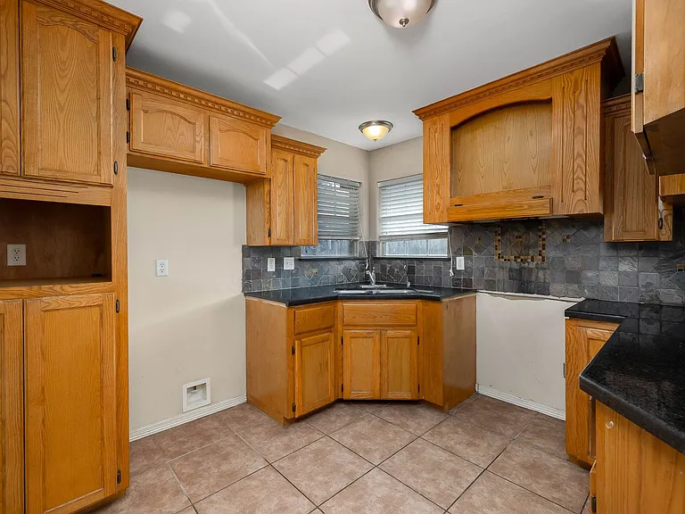 110 San Marcos St — Photo 5