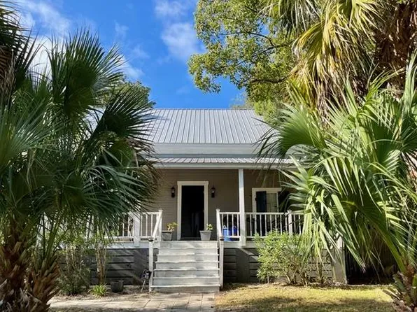 124 8th St, Apalachicola, FL 32320