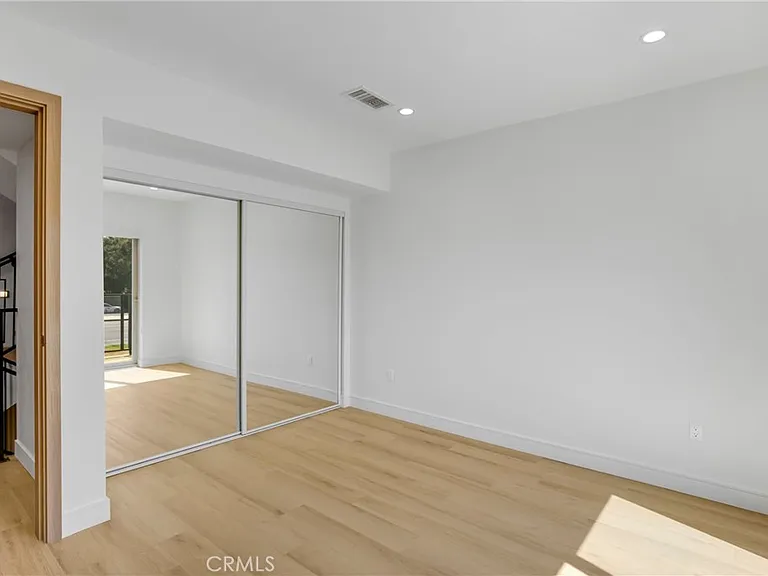 4855 Woodman Ave — Photo 25