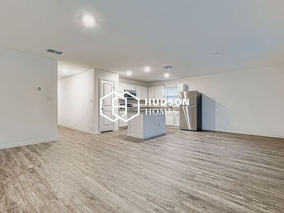 4th image of 923 Drury Ln