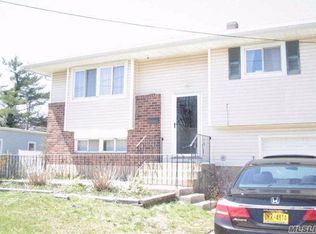 10 Pebble Ln, Deer Park, NY 11729