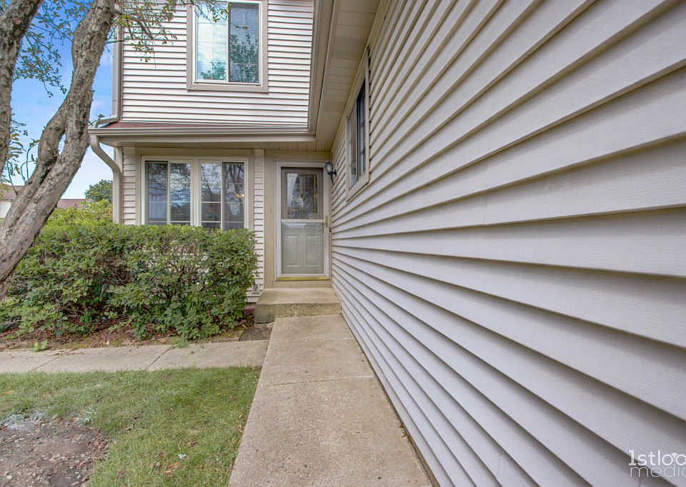 1st image of 390 E Forest Knoll Dr