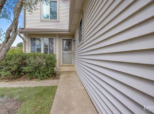 390 E Forest Knoll Dr, Palatine, IL 60074