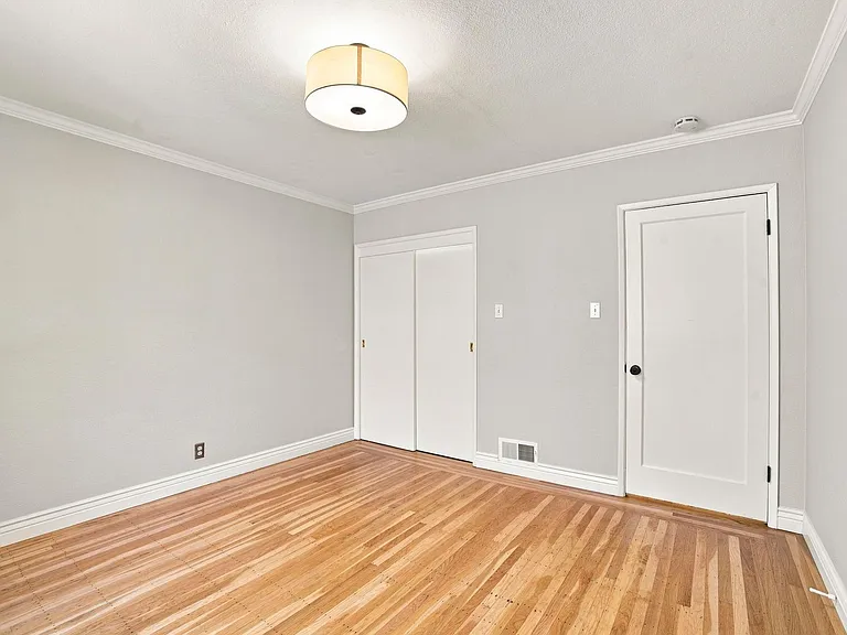 864 Erie St — Photo 18