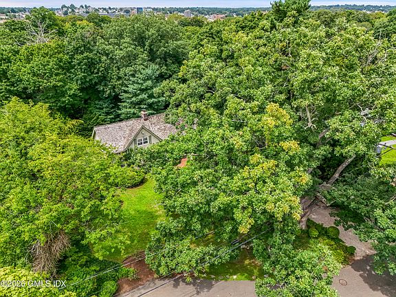 3rd image of 6 Charter Oak Ln