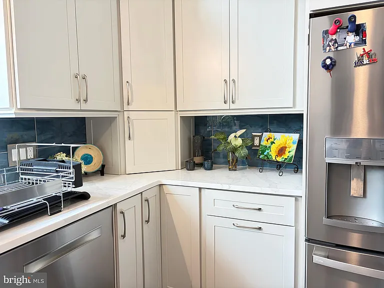 98 Sayre Dr — Photo 16