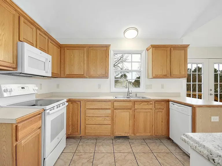 2753 Joyce Ct — Photo 9