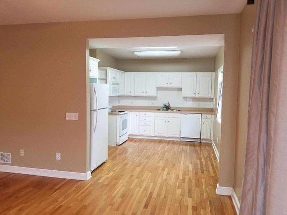 2nd image of 13571 Gearhart St NE