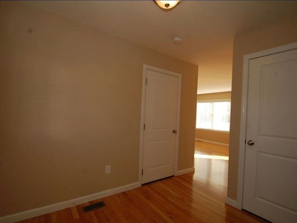 2nd image of 18 Cabernet Dr Unit 4