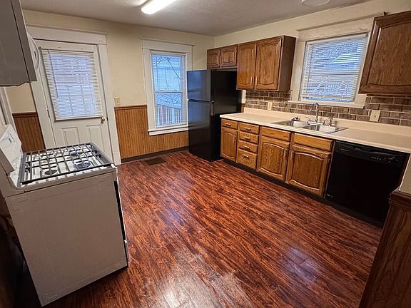 3rd image of 100 Smithsonian St