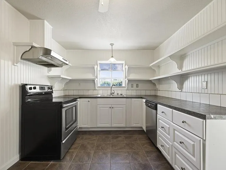1204 N Sheppard St — Photo 3