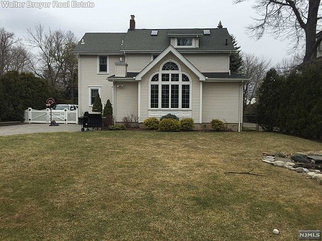 2nd image of 689 Lotus Ave