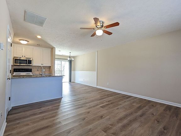 3rd image of 2824 Florence Dr