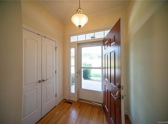 3rd image of 1017 The Glen St #50