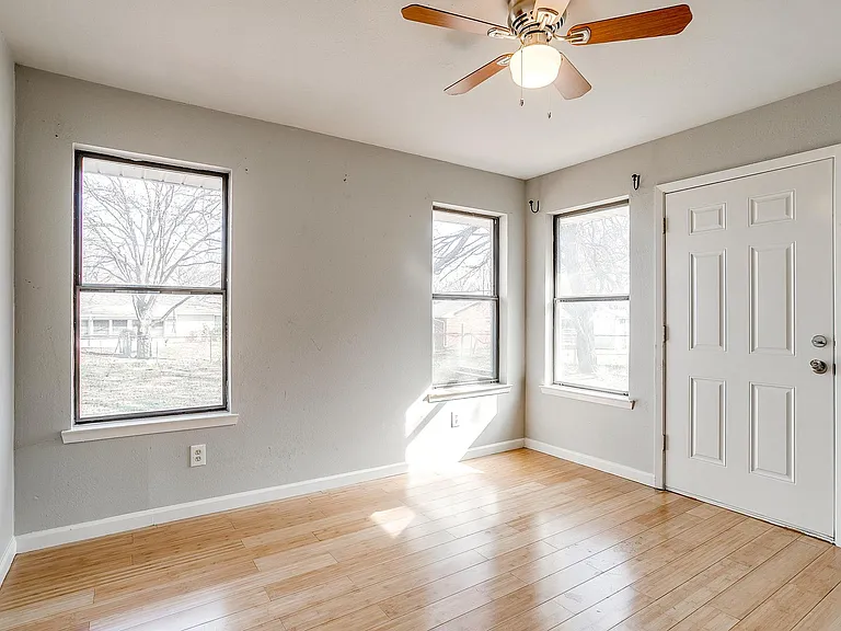 109 SE Dian St — Photo 34