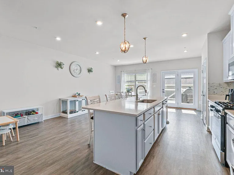 6247 Islington St — Photo 12