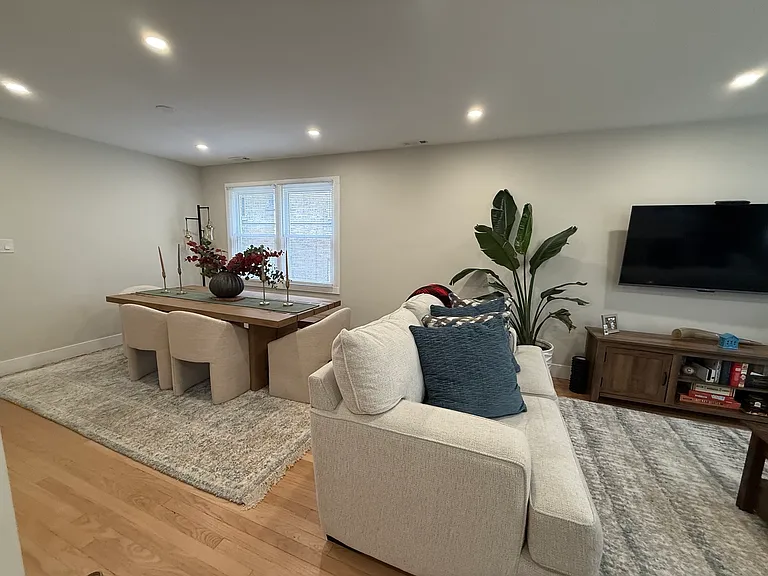 2607 W Rascher Ave #1 — Photo 2