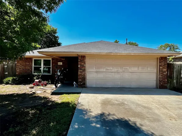 413 Ashwood St, Azle, TX 76020