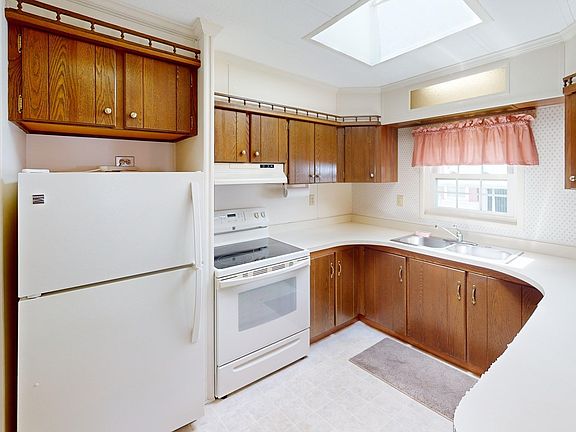 3rd image of 556 Central St Lot 102