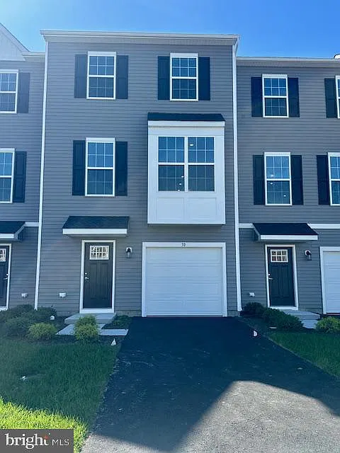 3 bed, 3.5 bath, 2047 sqft, $3,100 — Photo 2