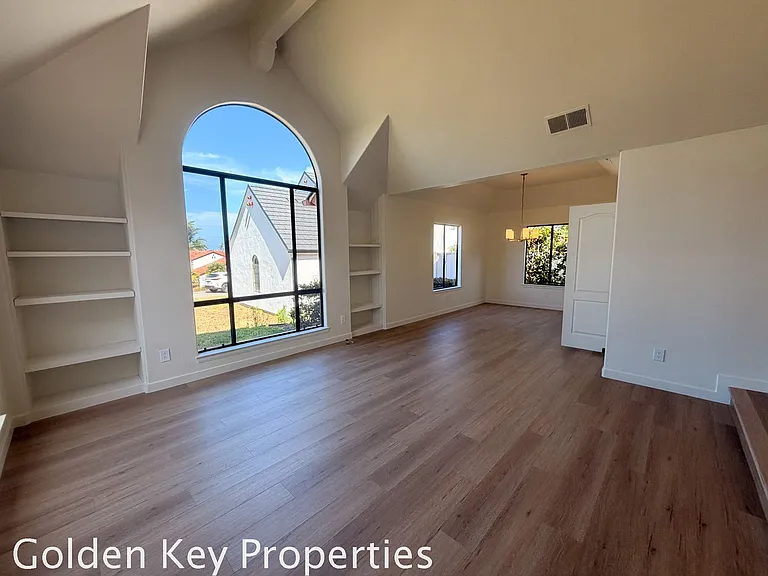 2230 Sara Way — Photo 3