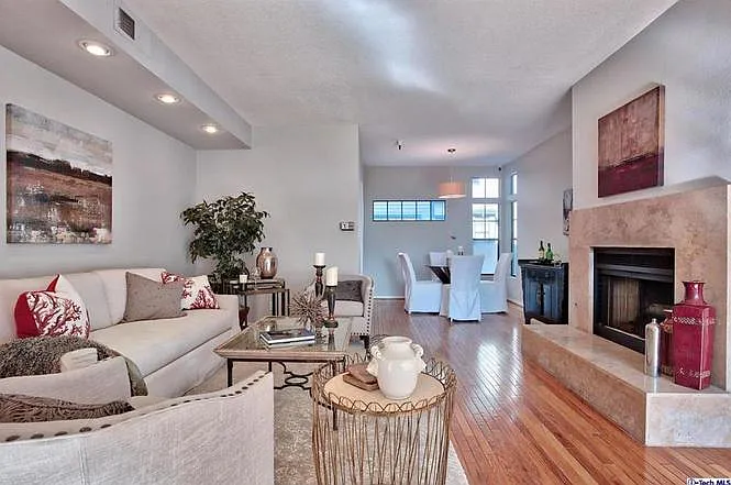 2 bed, 2.5 bath, 1272 sqft, $4,000 — Photo 2