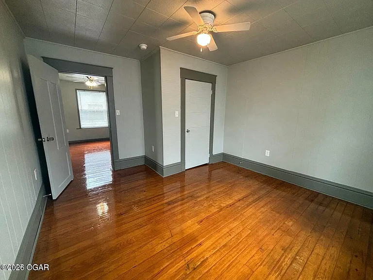 807 W 2nd St — Photo 16