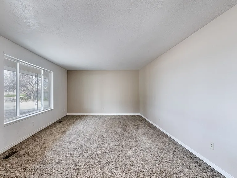 2960 S Apple St — Photo 17