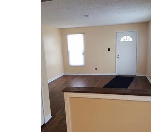 3rd image of 18817 Parkmount Ave